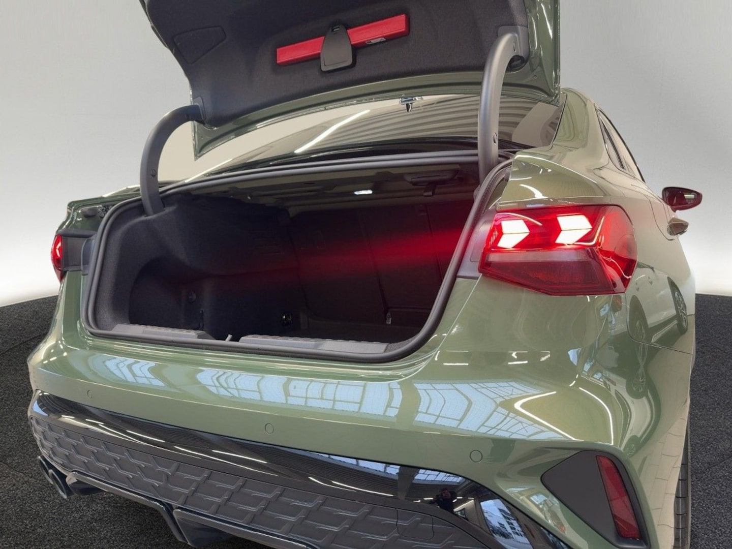 Bild über Audi S3 Limousine TFSI quattro S tronic - für weitere Informationen kontaktieren Sie den Audi Partner