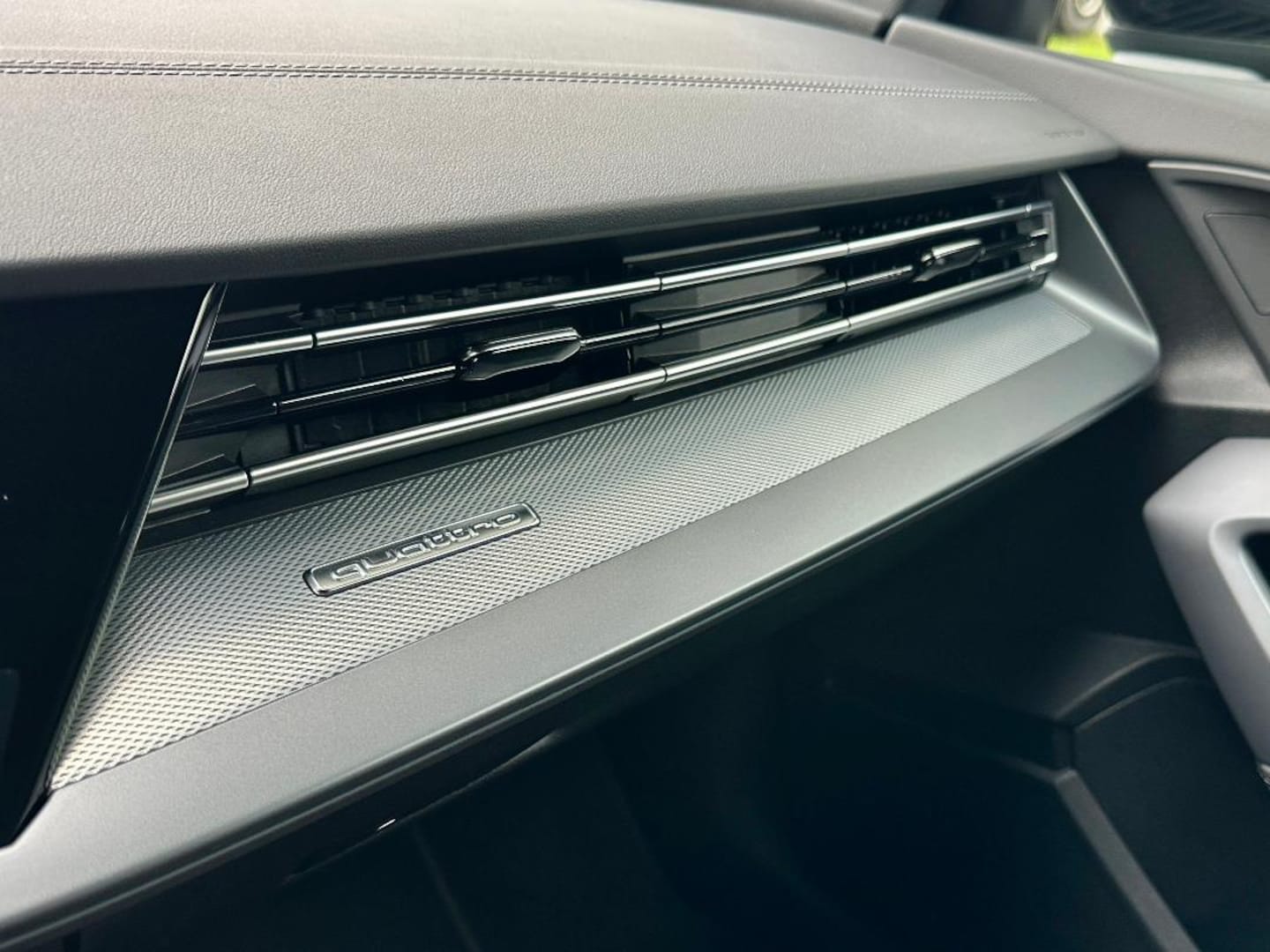 Bild über Audi S3 Sportback TFSI quattro S tronic - für weitere Informationen kontaktieren Sie den Audi Partner