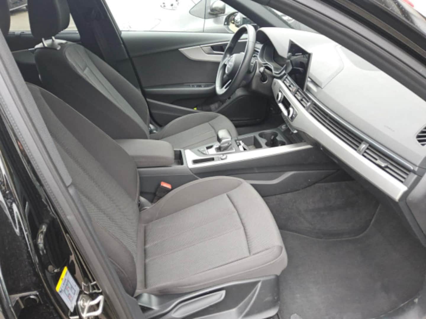 Bild über Audi A4 Avant 40 TFSI S tronic - für weitere Informationen kontaktieren Sie den Audi Partner