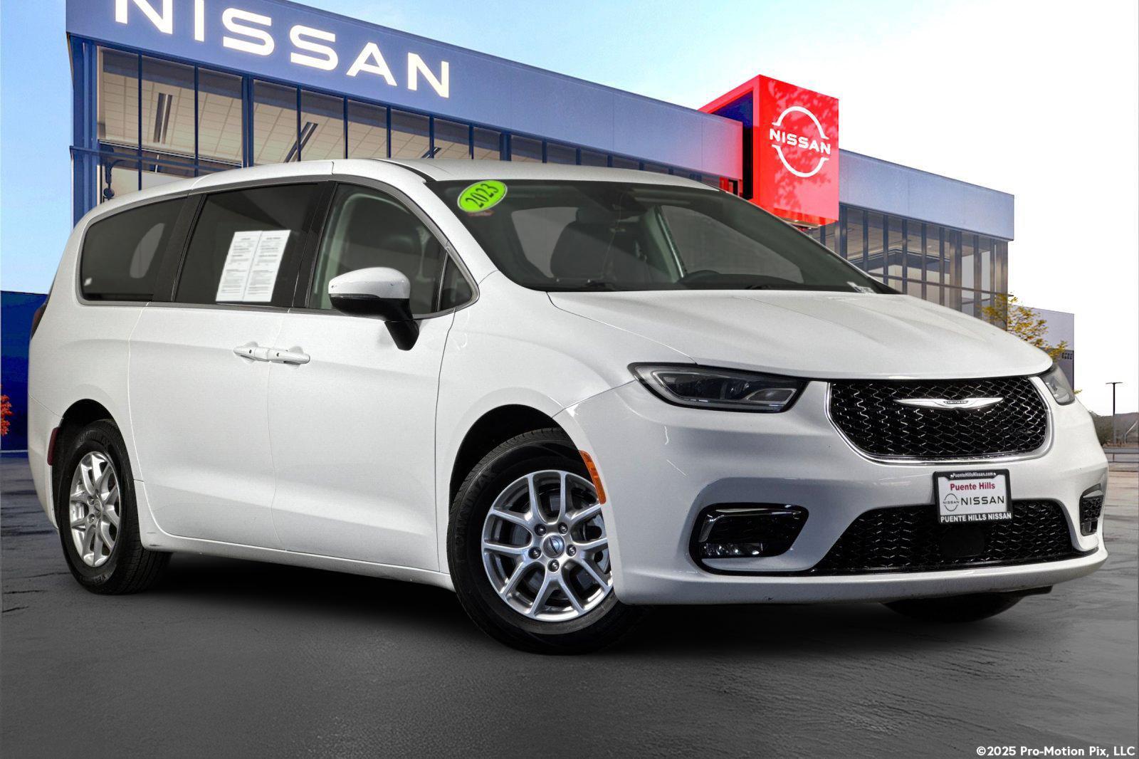 2023 Chrysler Pacifica Touring L's photo