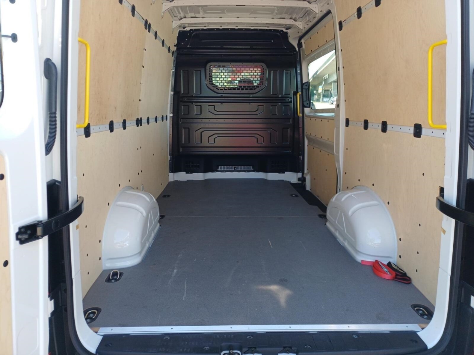 Volkswagen Crafter Kasten mittlerer Radstand – Bild 12