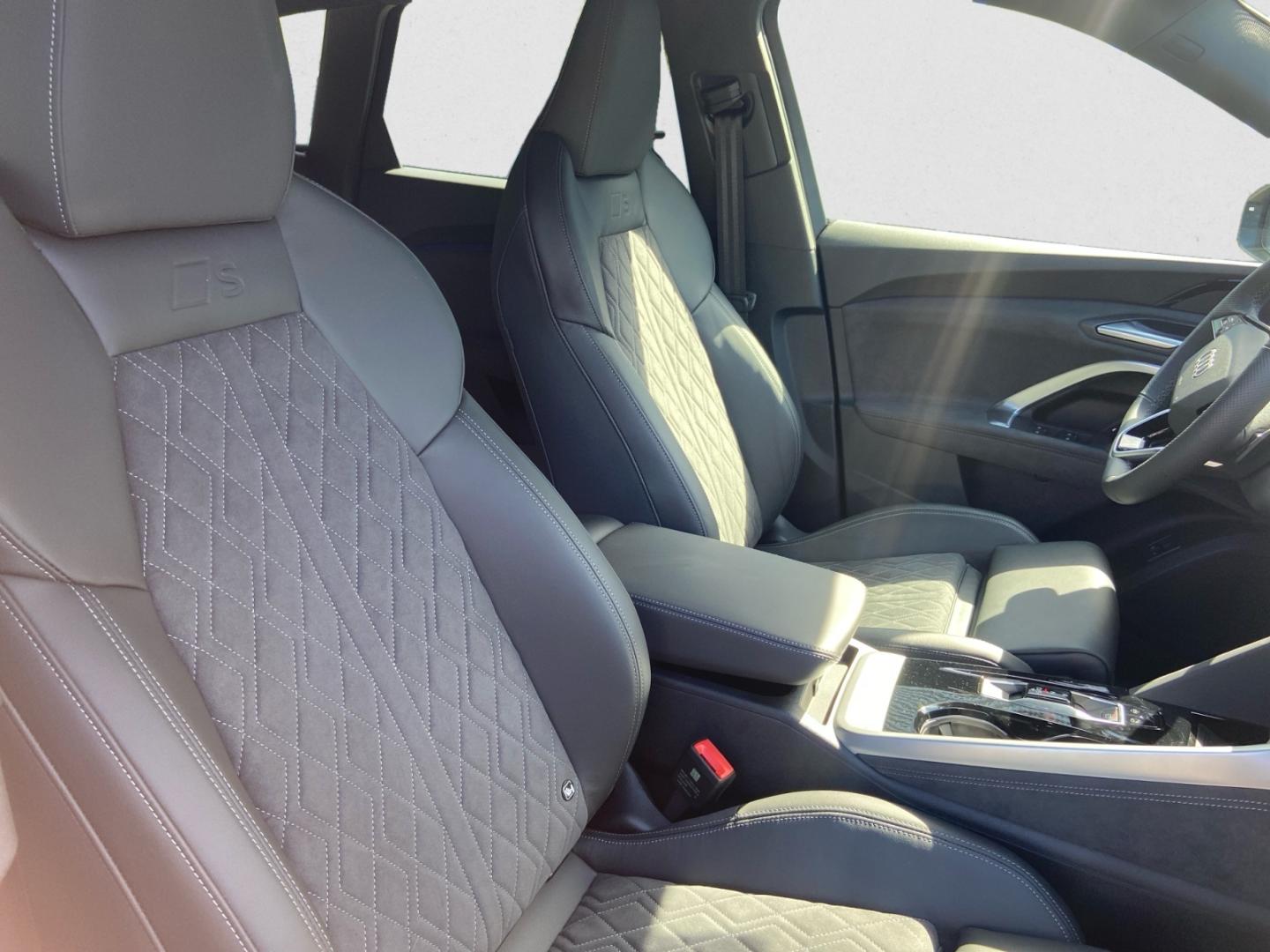 Bild som visar&nbsp;Audi Q5 SUV e-hybrid&nbsp;Q5 SUV e-hybrid quattro S line Edition 270 kWS tronic - för mer information kontakta din Audi Partner