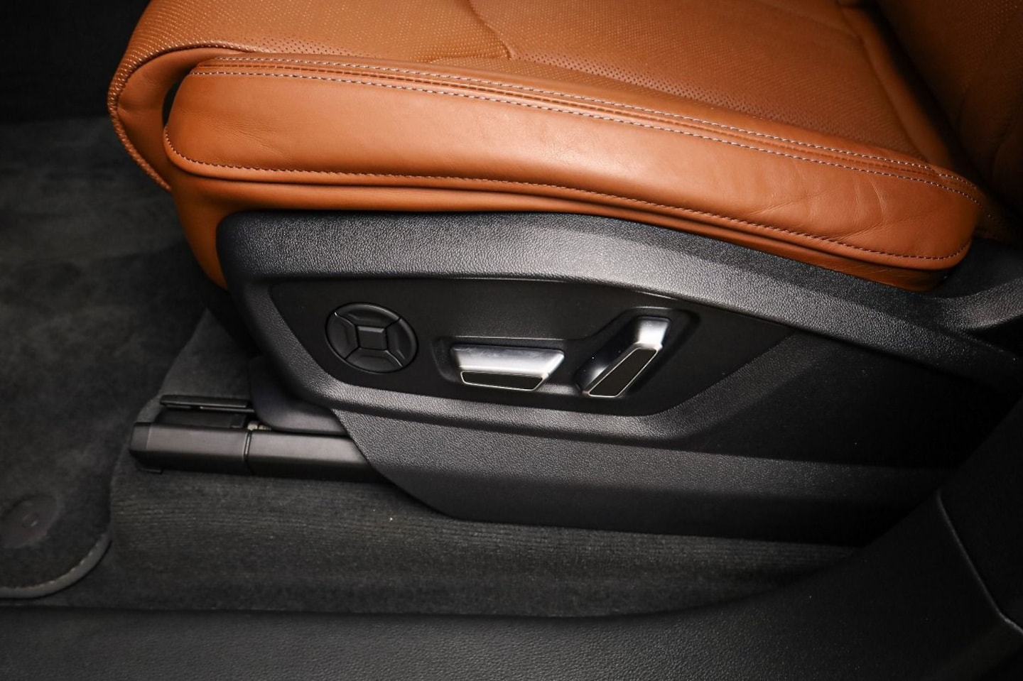 Bild über Audi Q8 SUV TFSI quattro 250 kW tiptronic - für weitere Informationen kontaktieren Sie den Audi Partner