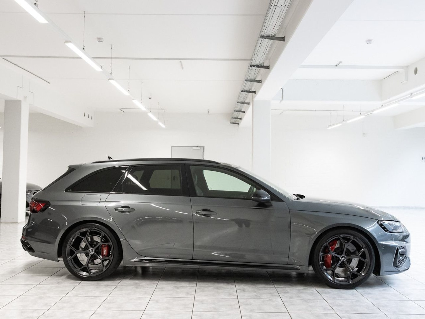 Bild über Audi RS 4 Avant TFSI quattro tiptronic - für weitere Informationen kontaktieren Sie den Audi Partner