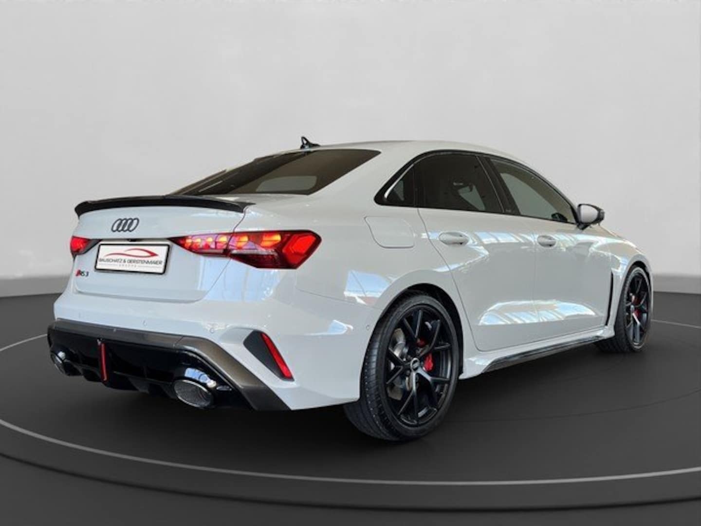 Bild über Audi RS 3 Limousine TFSI quattro S tronic - für weitere Informationen kontaktieren Sie den Audi Partner