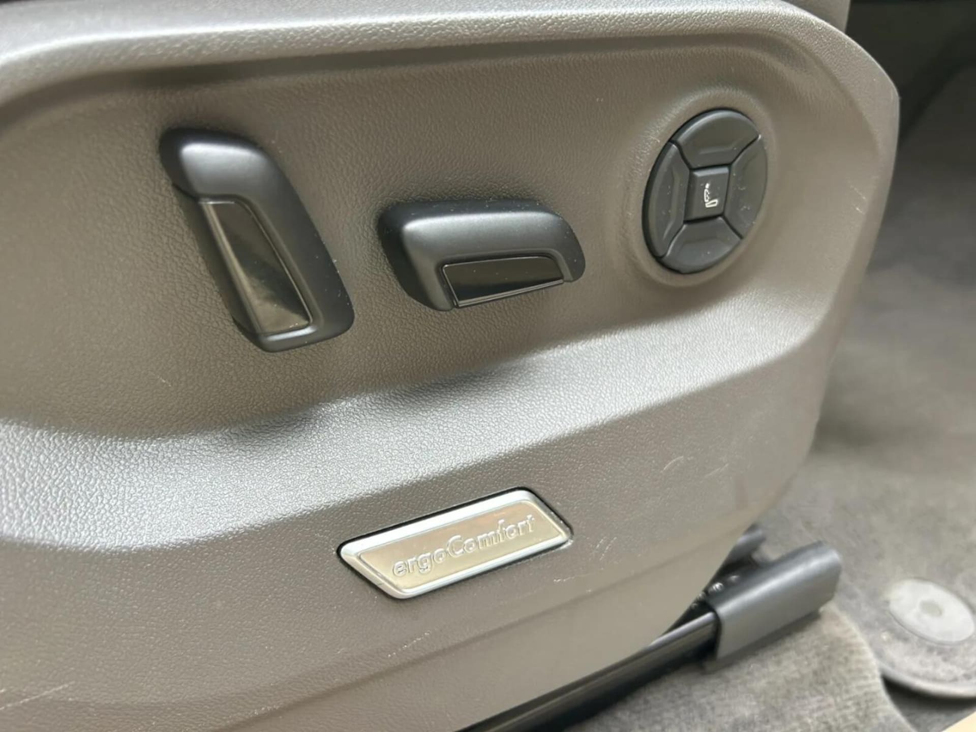 Volkswagen Touareg Model bazowy