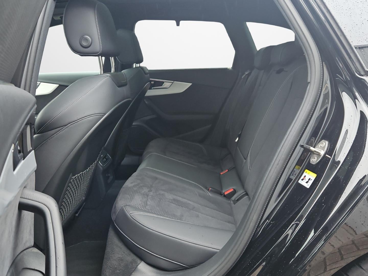 Bild über Audi A4 Avant S line 40 TFSI S tronic - für weitere Informationen kontaktieren Sie den Audi Partner