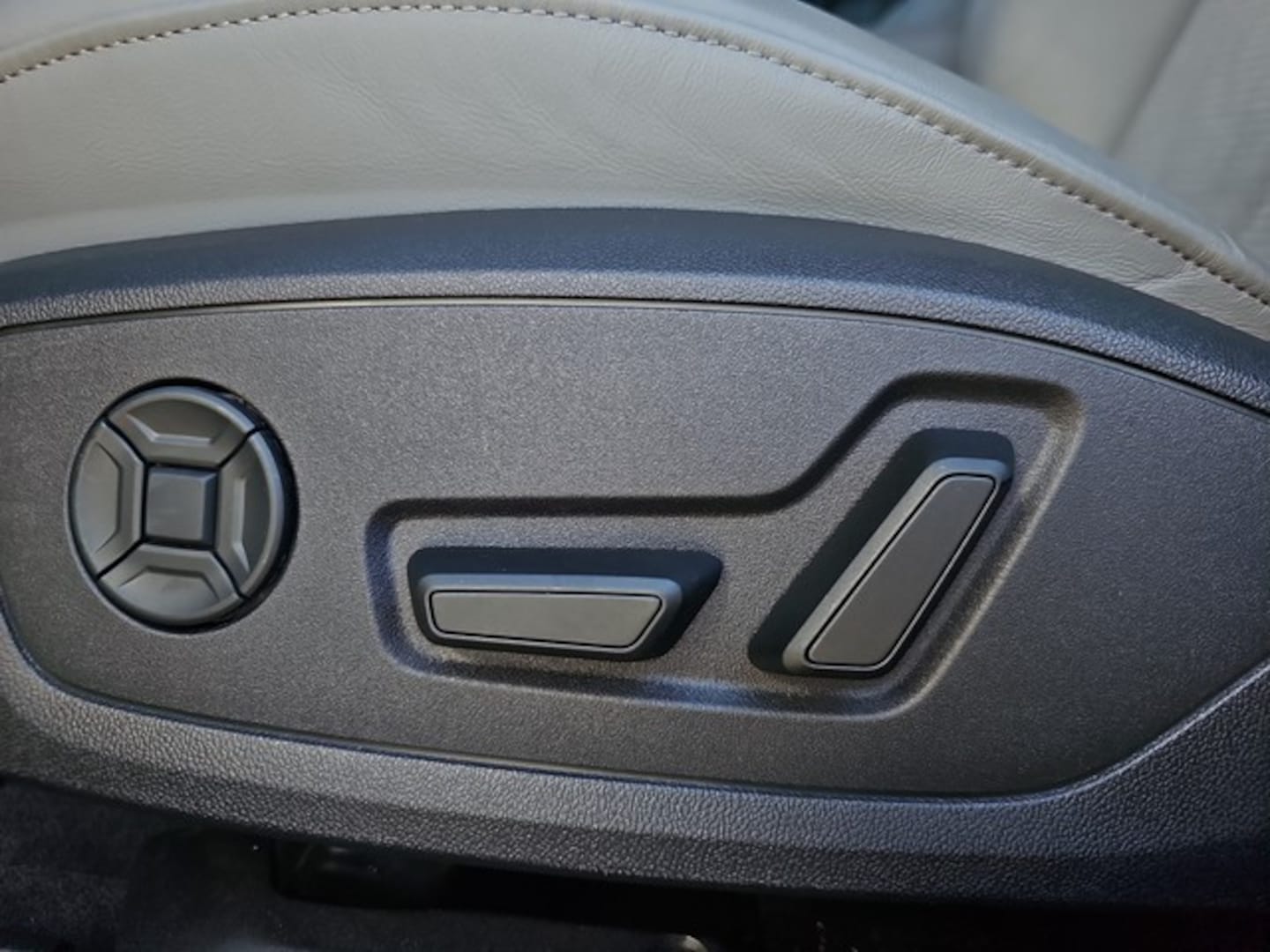 Bild über Audi S6 Avant TDI quattro tiptronic - für weitere Informationen kontaktieren Sie den Audi Partner