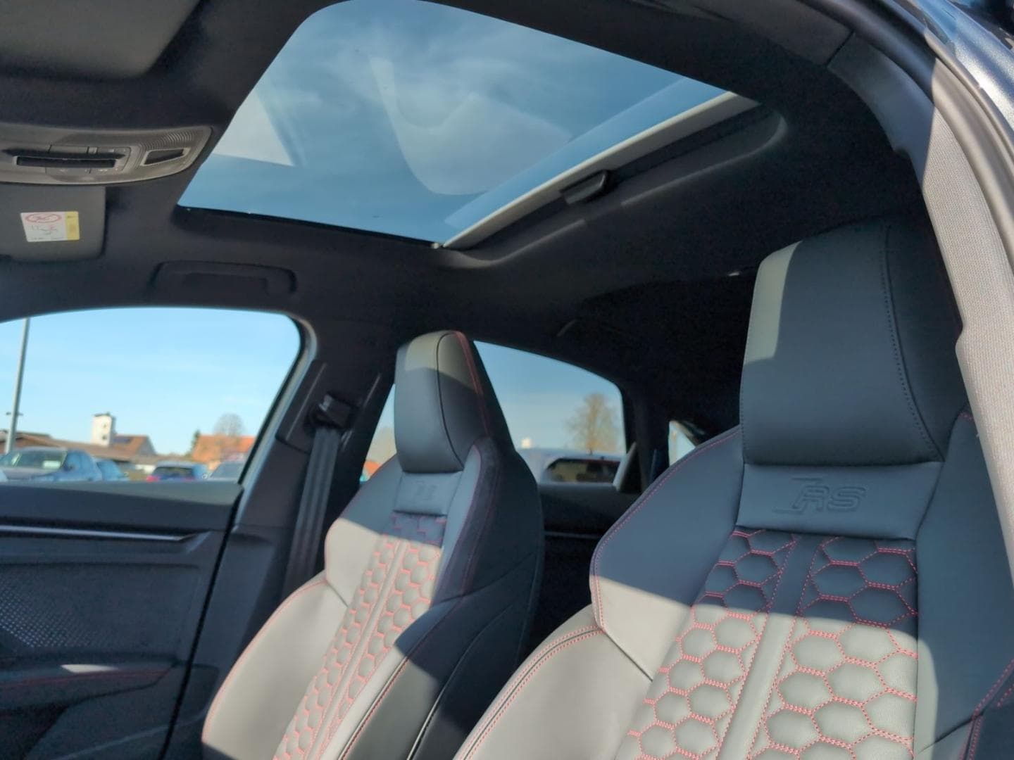 Bild über Audi RS 3 Limousine TFSI quattro 294 kW S tronic - für weitere Informationen kontaktieren Sie den Audi Partner