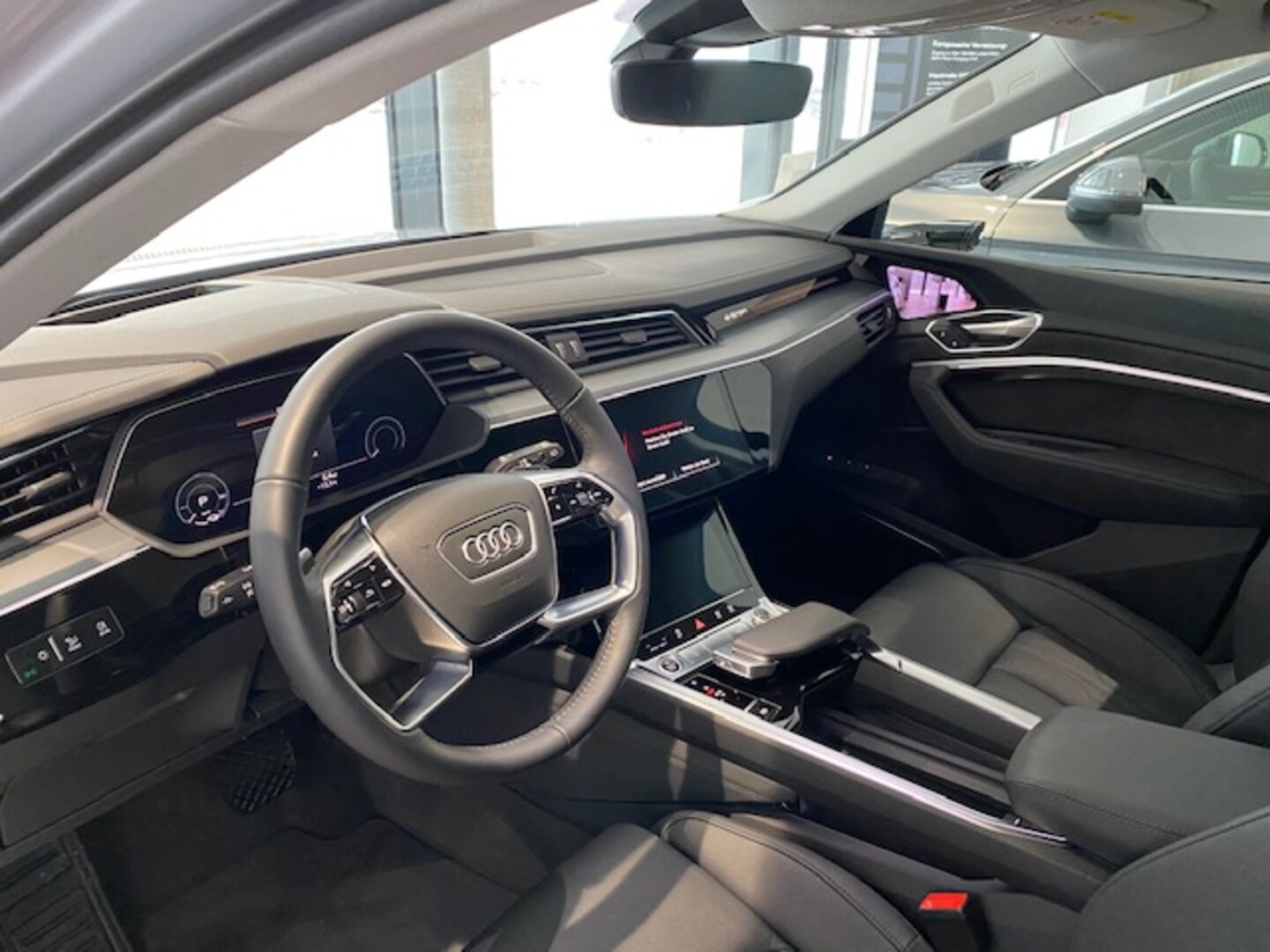 Bild über Audi e-tron Black Edition advanced 55 quattro 300,00 kW - for more details contact your dealer
