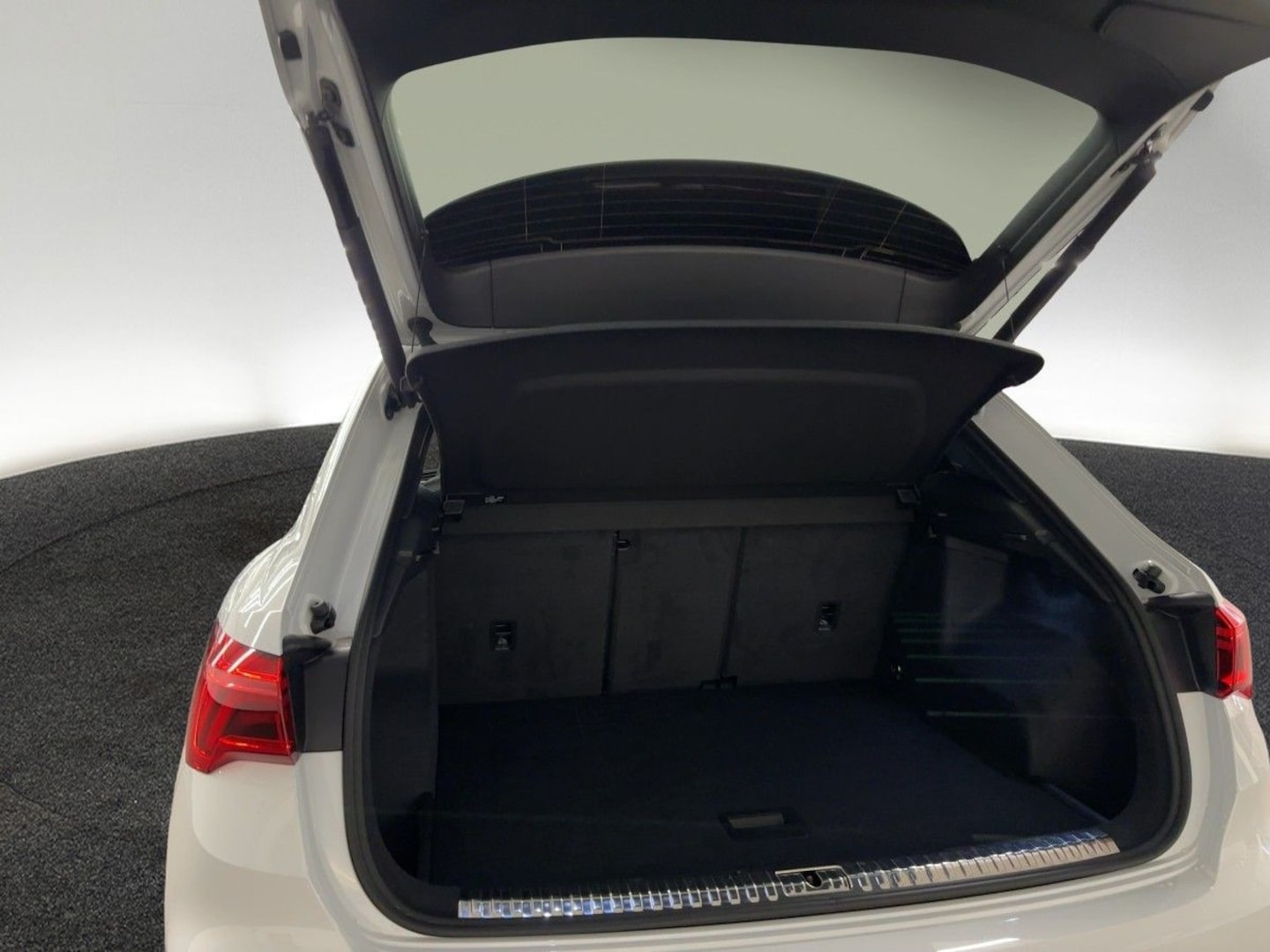 Bild über Audi Q3 TDI quattro 142 kW S tronic - für weitere Informationen kontaktieren Sie den Audi Partner