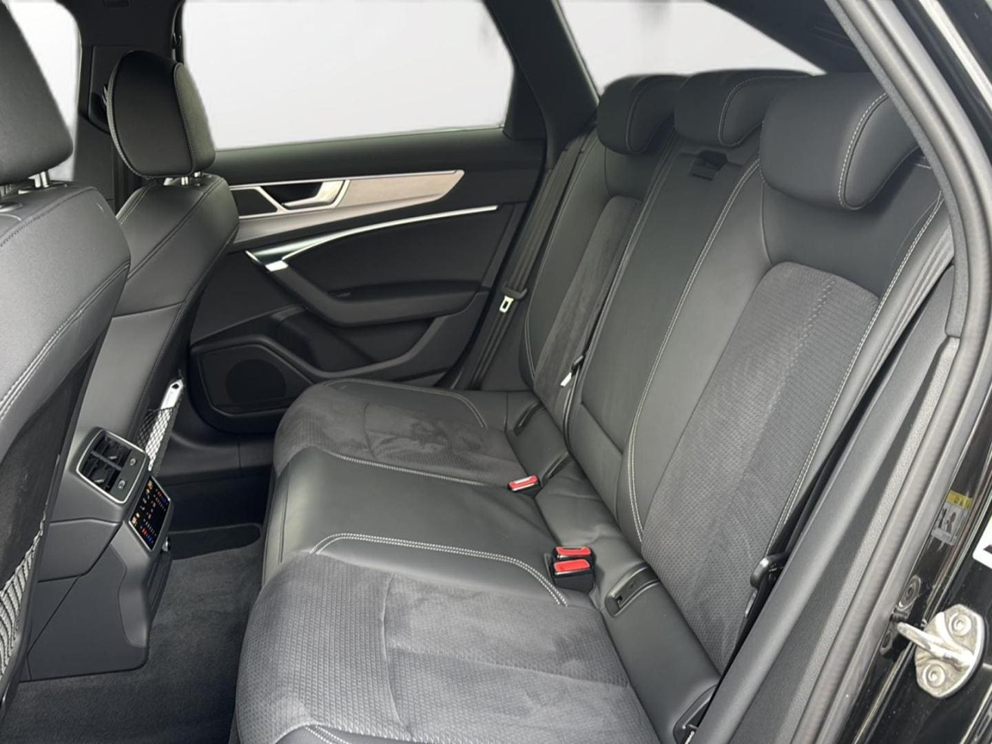 Bild über Audi A6 Avant TFSI e S line 55 TFSI e quattro S tronic - für weitere Informationen kontaktieren Sie den Audi Partner