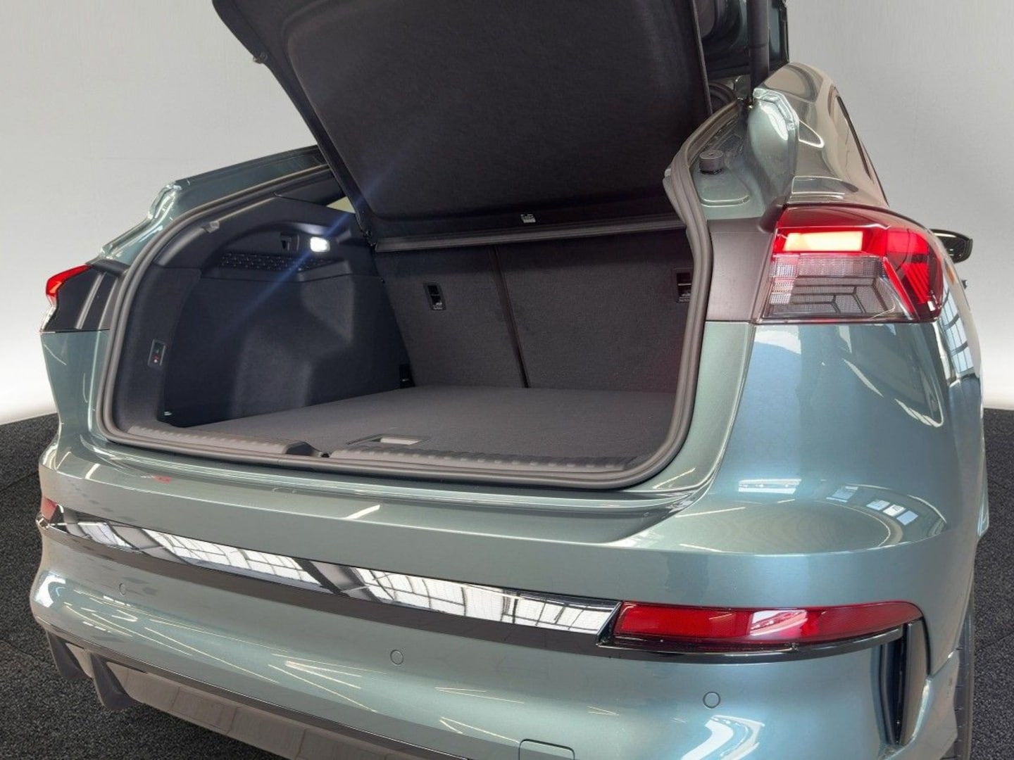Bild über Audi Q4 Sportback e-tron e-tron quattro 220 kW - für weitere Informationen kontaktieren Sie den Audi Partner
