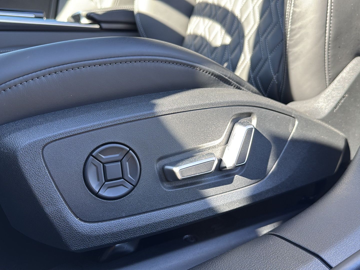 Bild über Audi A6 Avant TFSI e S line 55 TFSI e quattro S tronic - für weitere Informationen kontaktieren Sie den Audi Partner