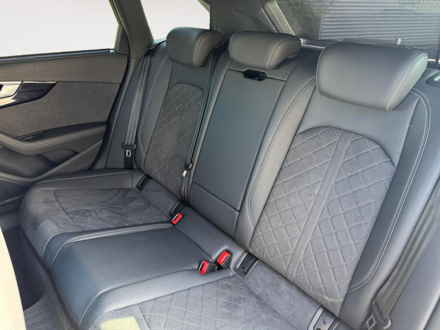 Bild über Audi RS 4 Avant TFSI quattro tiptronic - für weitere Informationen kontaktieren Sie den Audi Partner