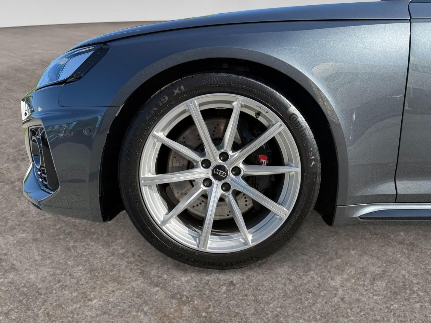 Bild über Audi RS 4 Avant TFSI quattro tiptronic - für weitere Informationen kontaktieren Sie den Audi Partner