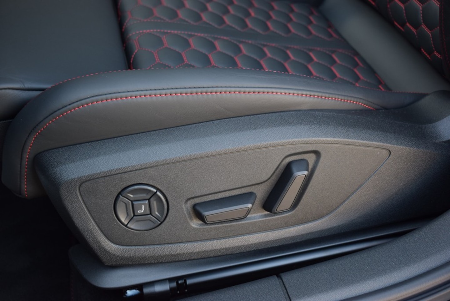 Bild über Audi RS 3 Sportback TFSI quattro S tronic - für weitere Informationen kontaktieren Sie den Audi Partner