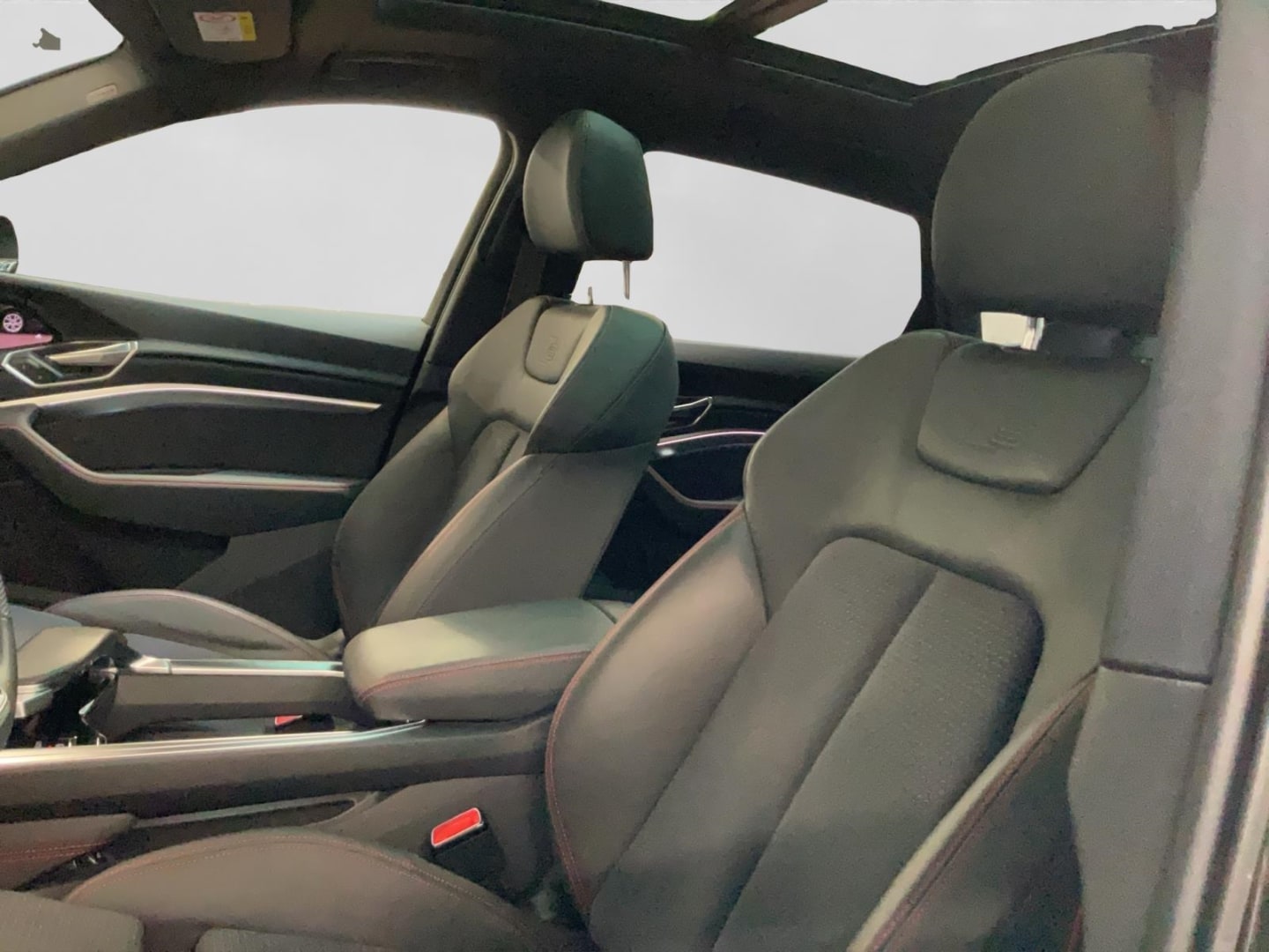 Bild über Audi Q8 e-tron S line 55 e-tron quattro - für weitere Informationen kontaktieren Sie den Audi Partner