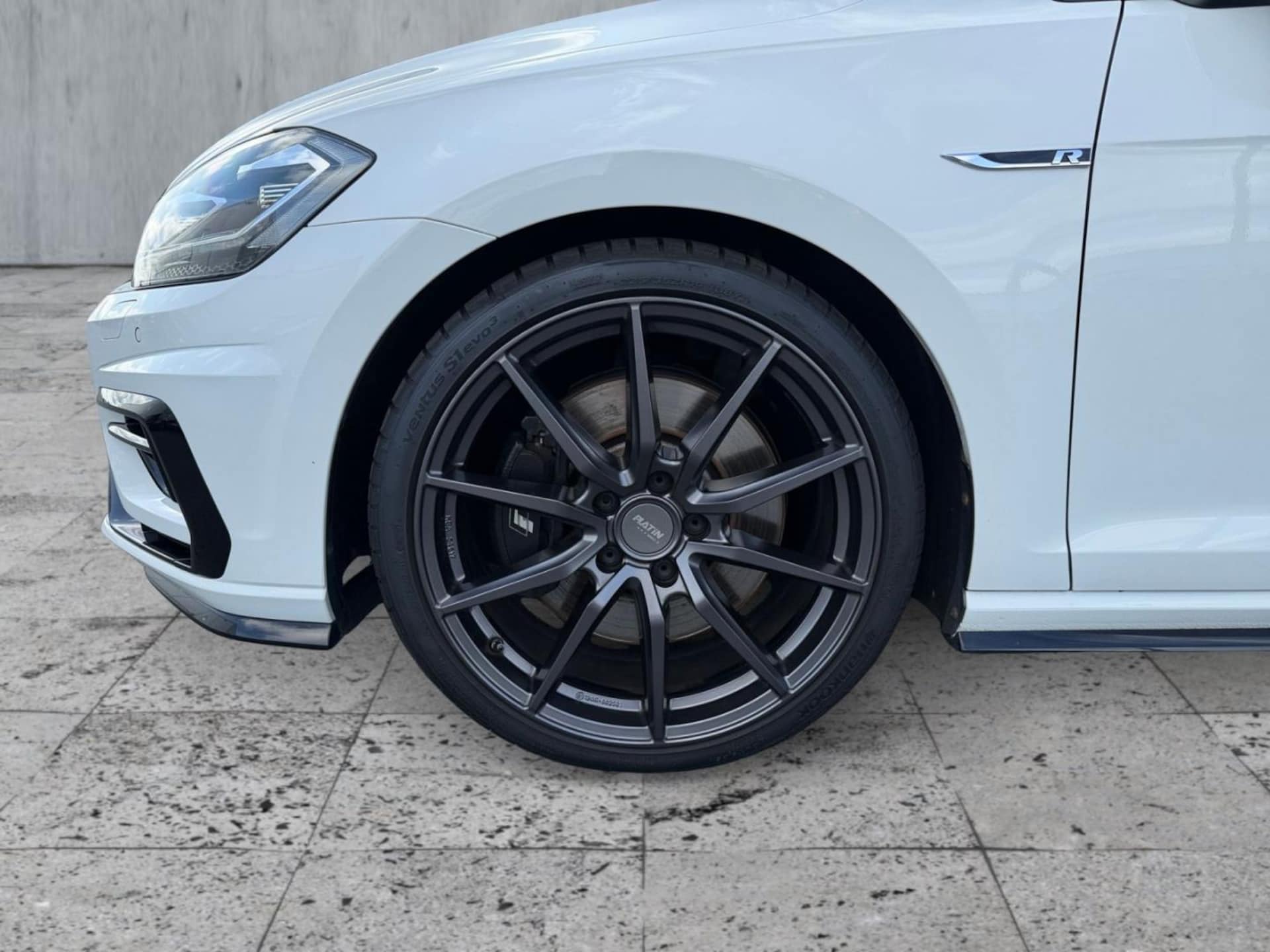 Volkswagen Golf Variant R