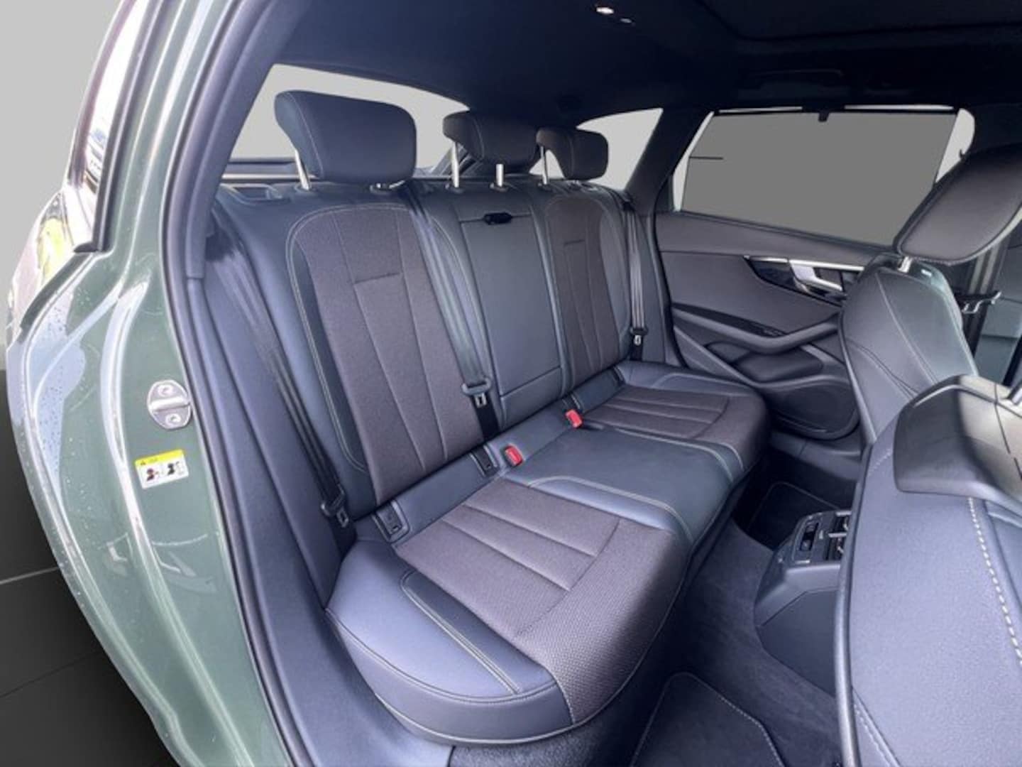 Bild über Audi A4 Avant S line 35 TFSI S tronic - für weitere Informationen kontaktieren Sie den Audi Partner