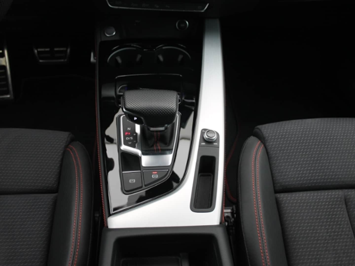 Bild über Audi A4 Avant S line 40 TDI S tronic - für weitere Informationen kontaktieren Sie den Audi Partner