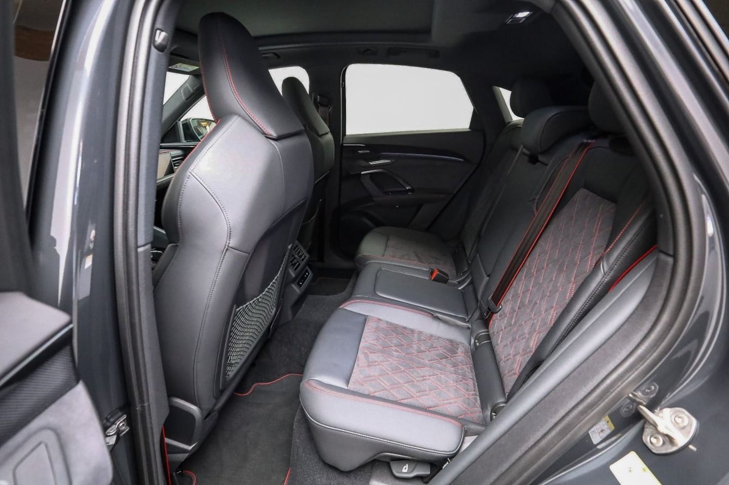 Bild über Audi SQ5 Sportback edition one mit Akzenten mythosschwarz TFSI 270 kW S tronic - für weitere Informationen kontaktieren Sie den Audi Partner