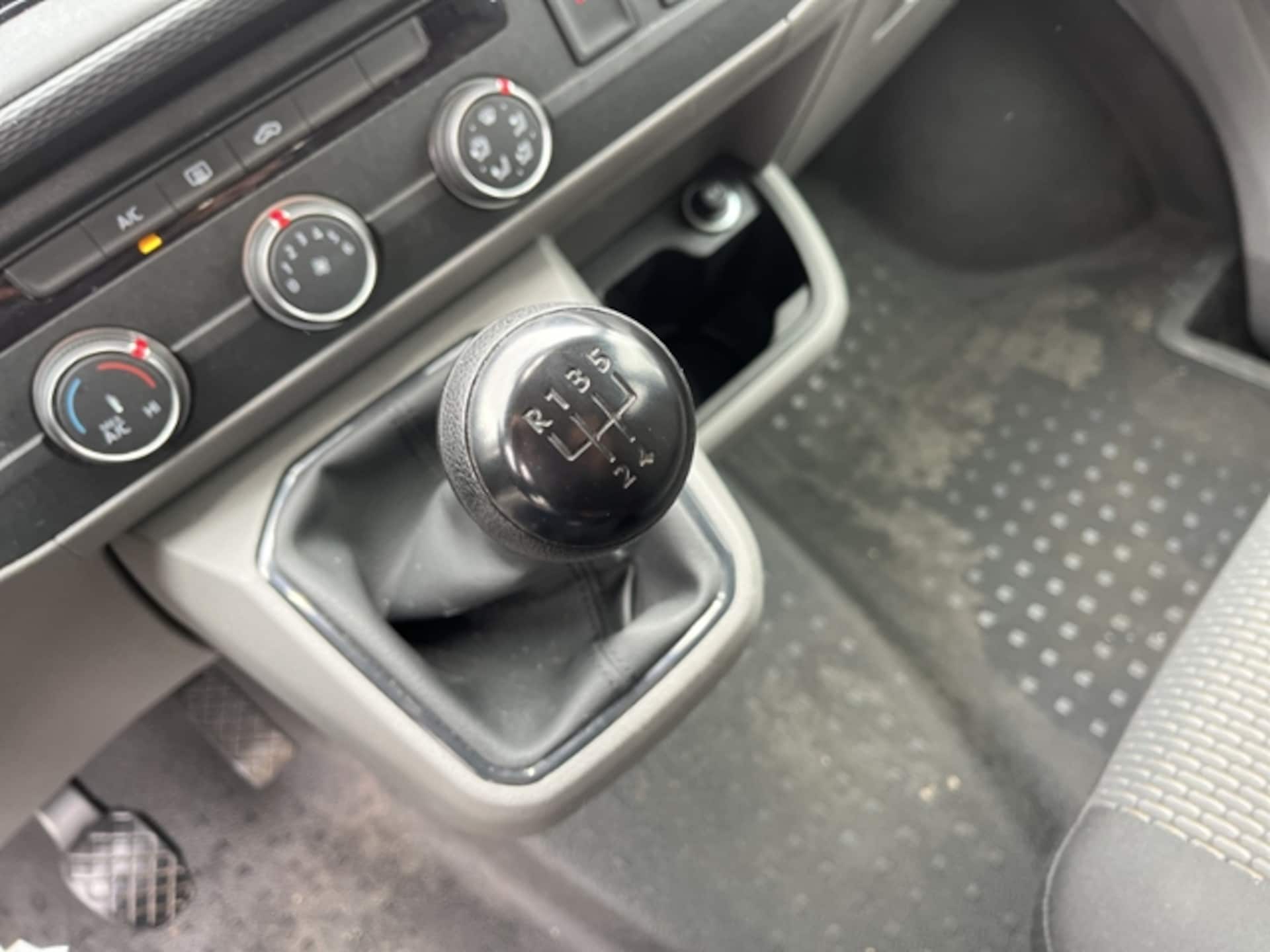 Volkswagen T6.1 Transporter Kombi langer Radstand