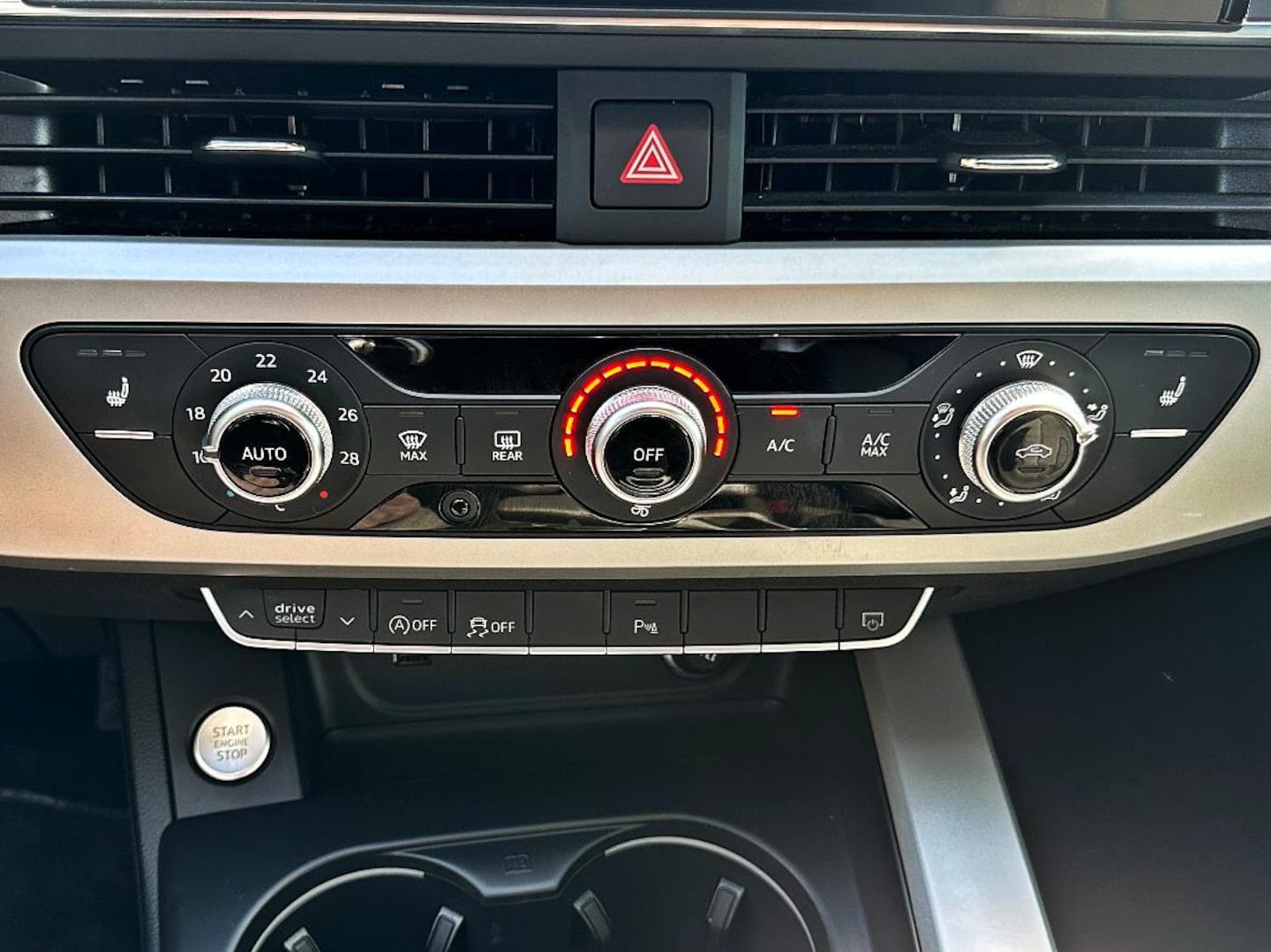 Bild über Audi A4 Avant S line 45 TFSI quattro S tronic - für weitere Informationen kontaktieren Sie den Audi Partner