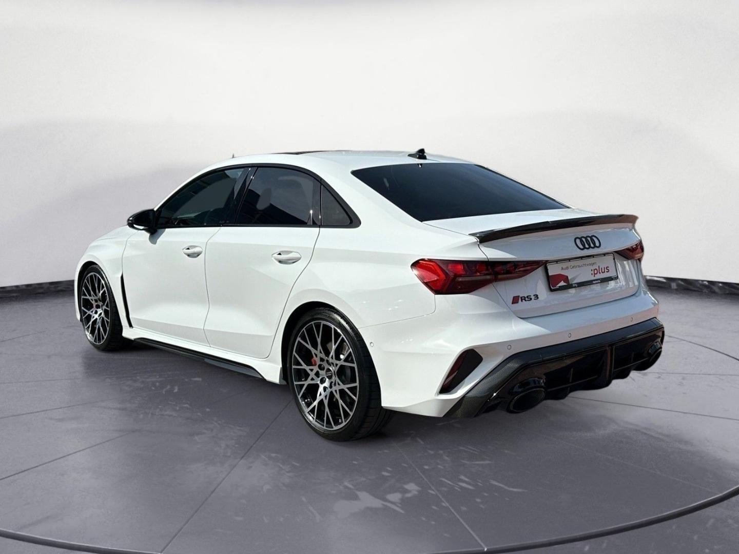 Bild über Audi RS 3 Limousine TFSI quattro S tronic - für weitere Informationen kontaktieren Sie den Audi Partner