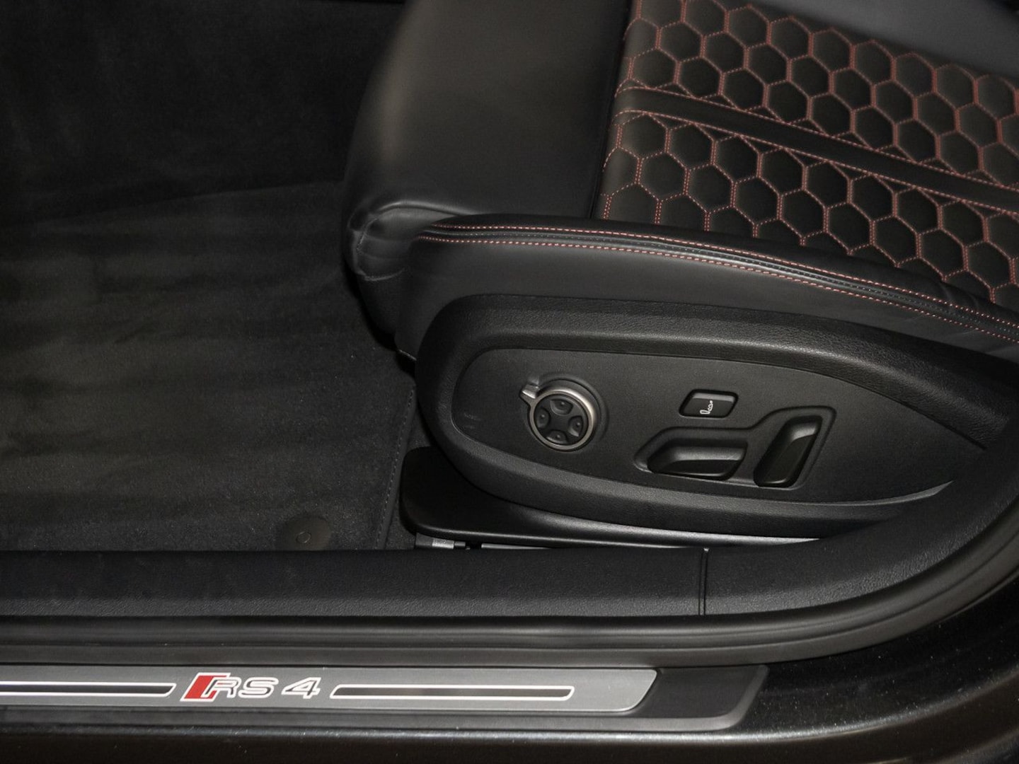 Bild über Audi RS 4 Avant TFSI quattro tiptronic - für weitere Informationen kontaktieren Sie den Audi Partner