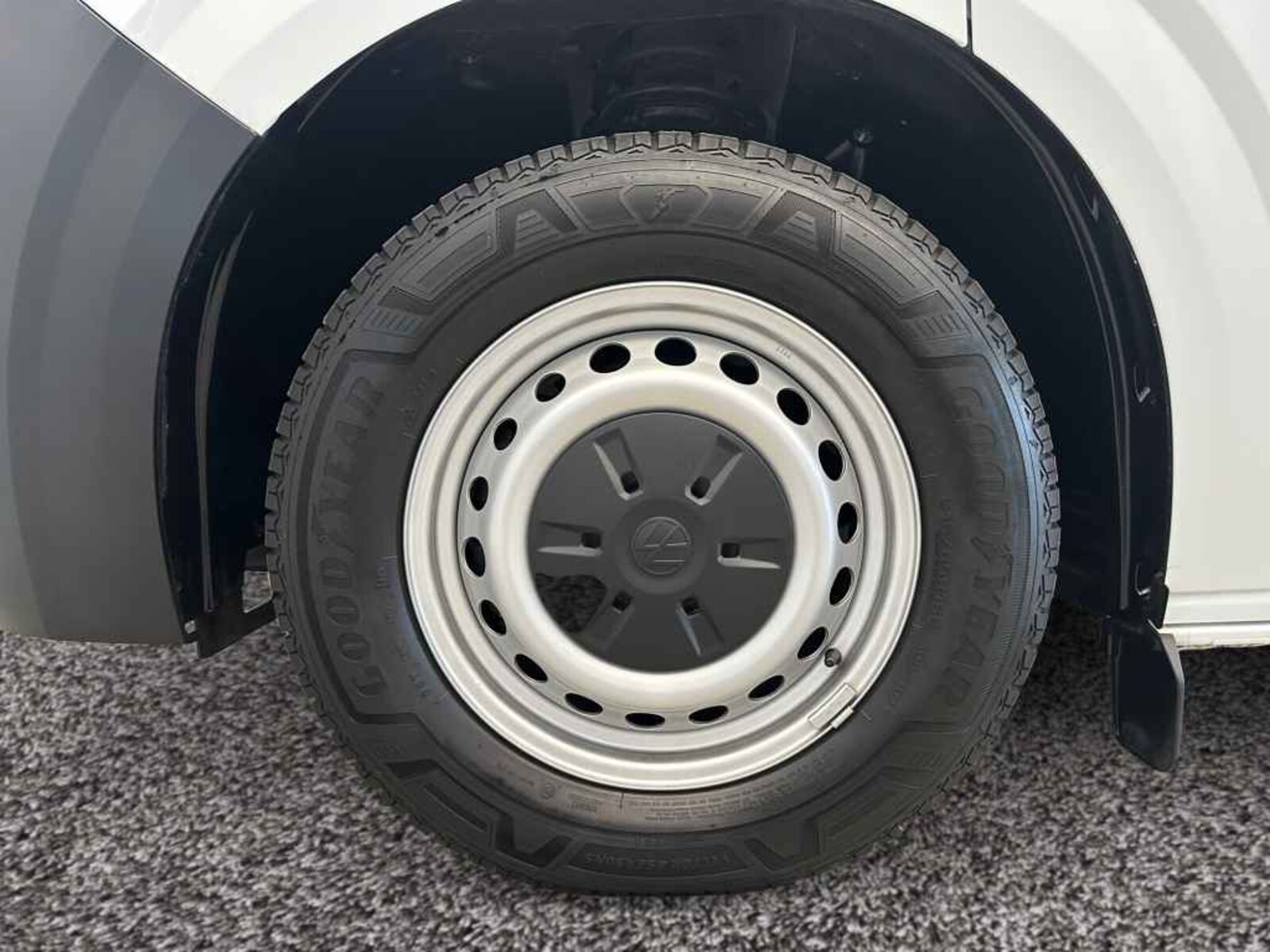 Volkswagen Transporter Kombi langer Radstand – Bild 4