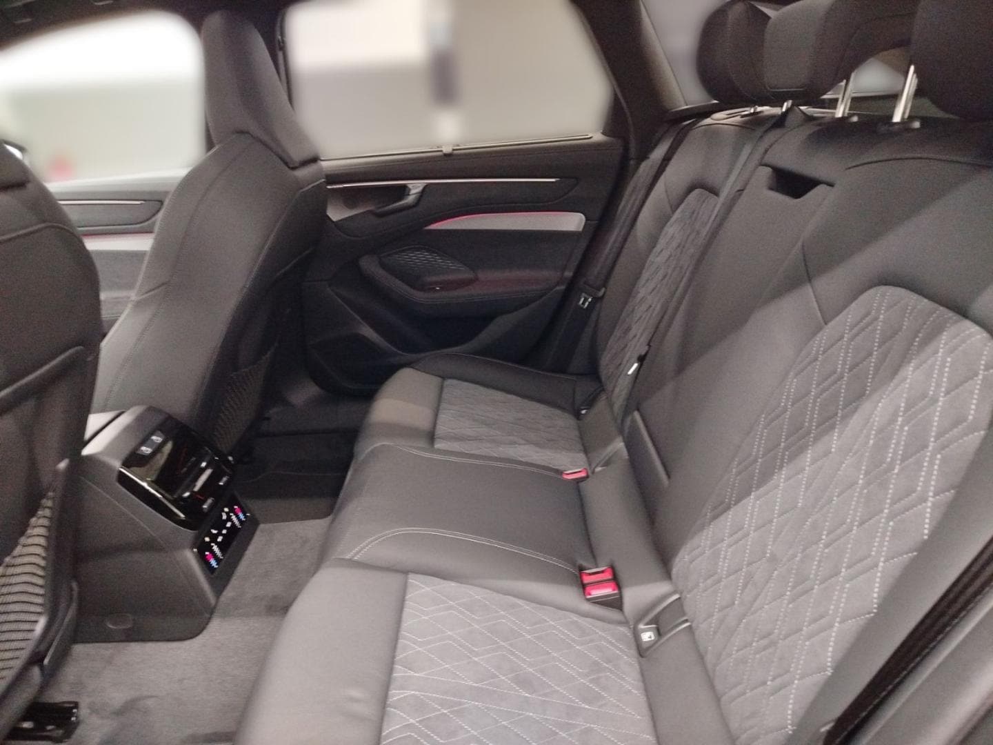 Bild über Audi A6 Avant TDI quattro 150 kW S tronic - für weitere Informationen kontaktieren Sie den Audi Partner