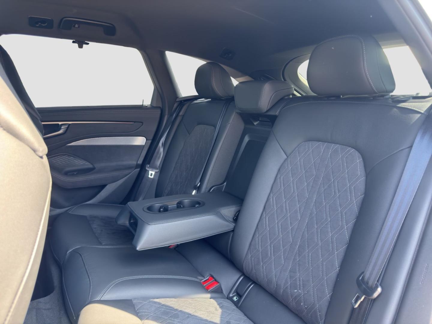 Bild über Audi A6 Avant TDI 150 kW S tronic - für weitere Informationen kontaktieren Sie den Audi Partner