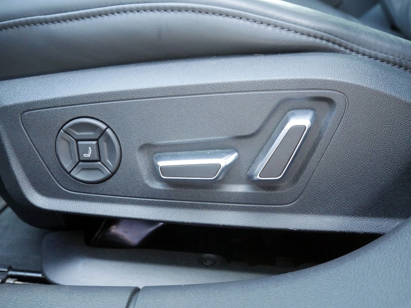 Bild über Audi S6 Avant TDI quattro tiptronic - für weitere Informationen kontaktieren Sie den Audi Partner