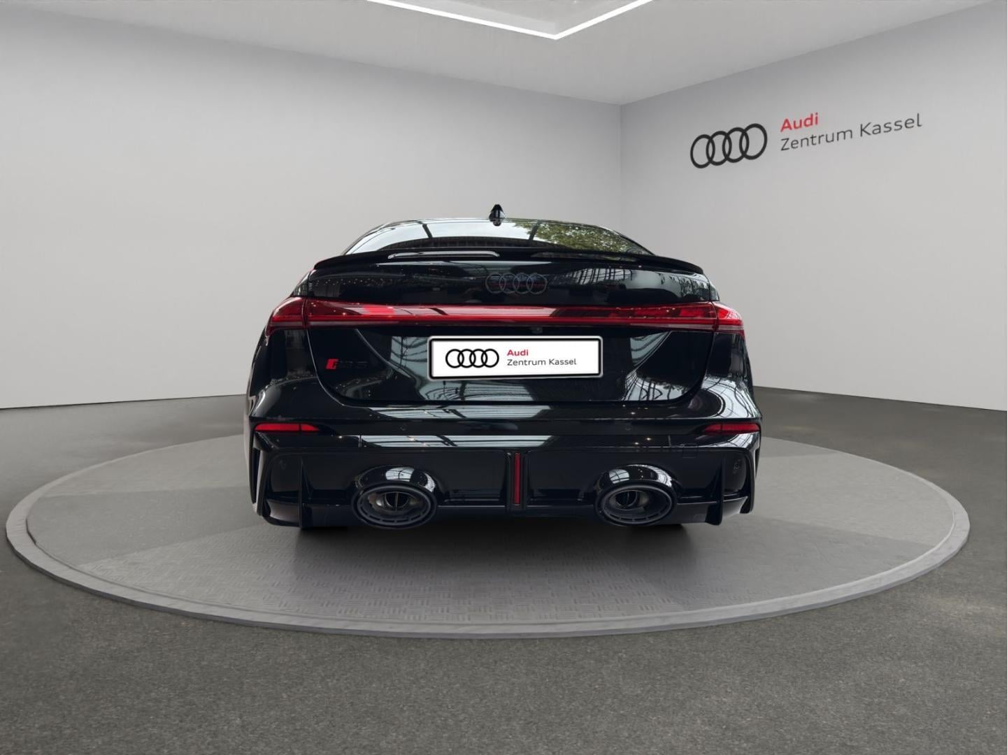 Bild über Audi RS 5 Limousine TFSI quattro 470 kW tiptronic - für weitere Informationen kontaktieren Sie den Audi Partner