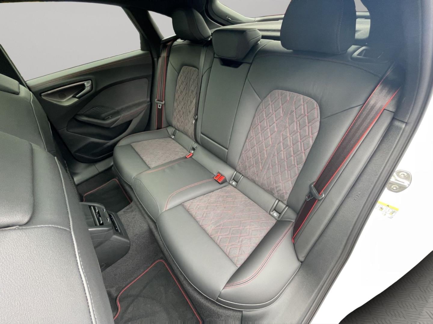 Bild über Audi A5 Limousine e-hybrid e-hybrid quattro 220 kW S tronic - für weitere Informationen kontaktieren Sie den Audi Partner