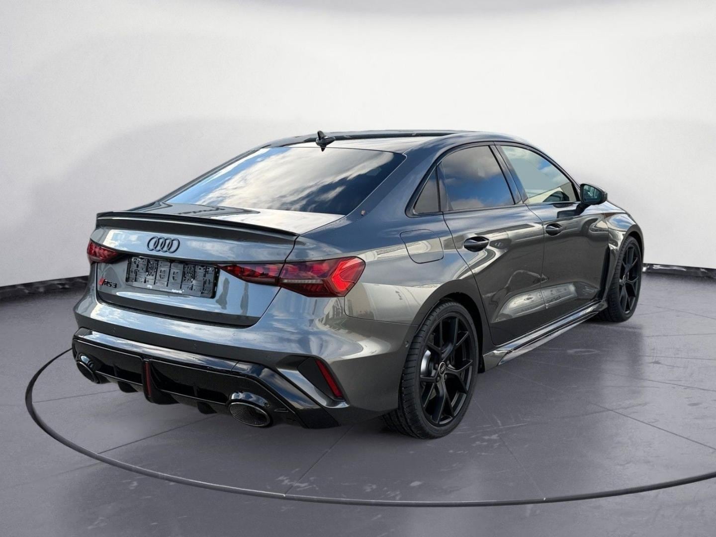 Bild über Audi RS 3 Limousine TFSI quattro 294 kW S tronic - für weitere Informationen kontaktieren Sie den Audi Partner