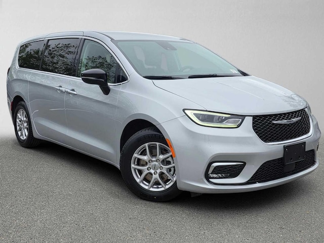 Photo of 2024 Chrysler Pacifica 
