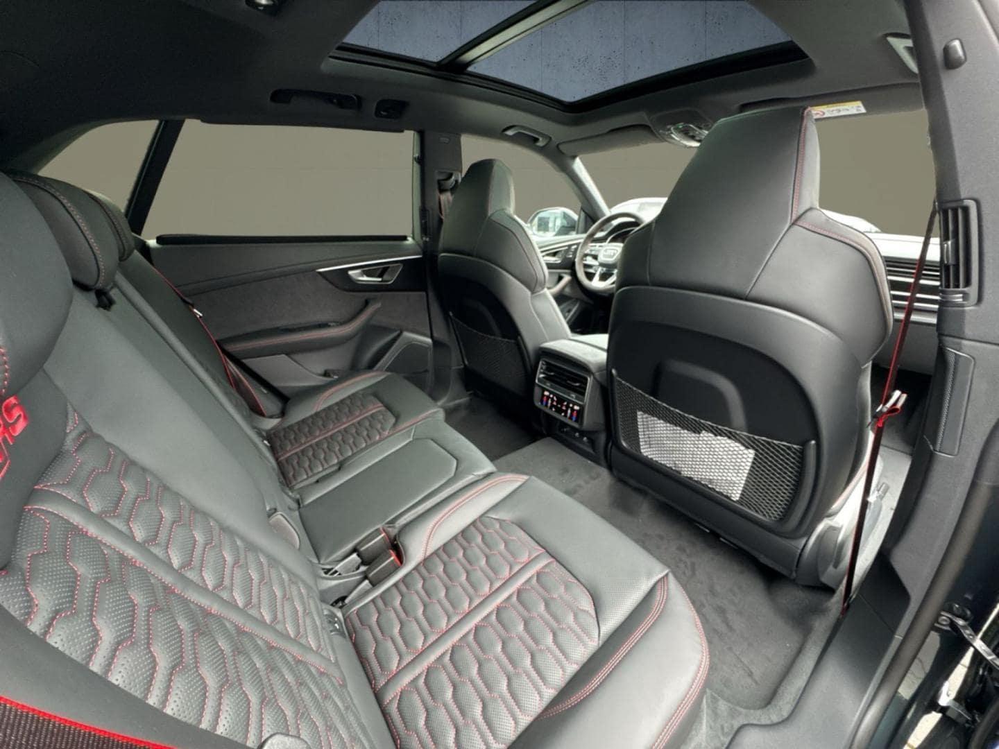 Bild über Audi RS Q8 SUV TFSI quattro 471 kW tiptronic - für weitere Informationen kontaktieren Sie den Audi Partner