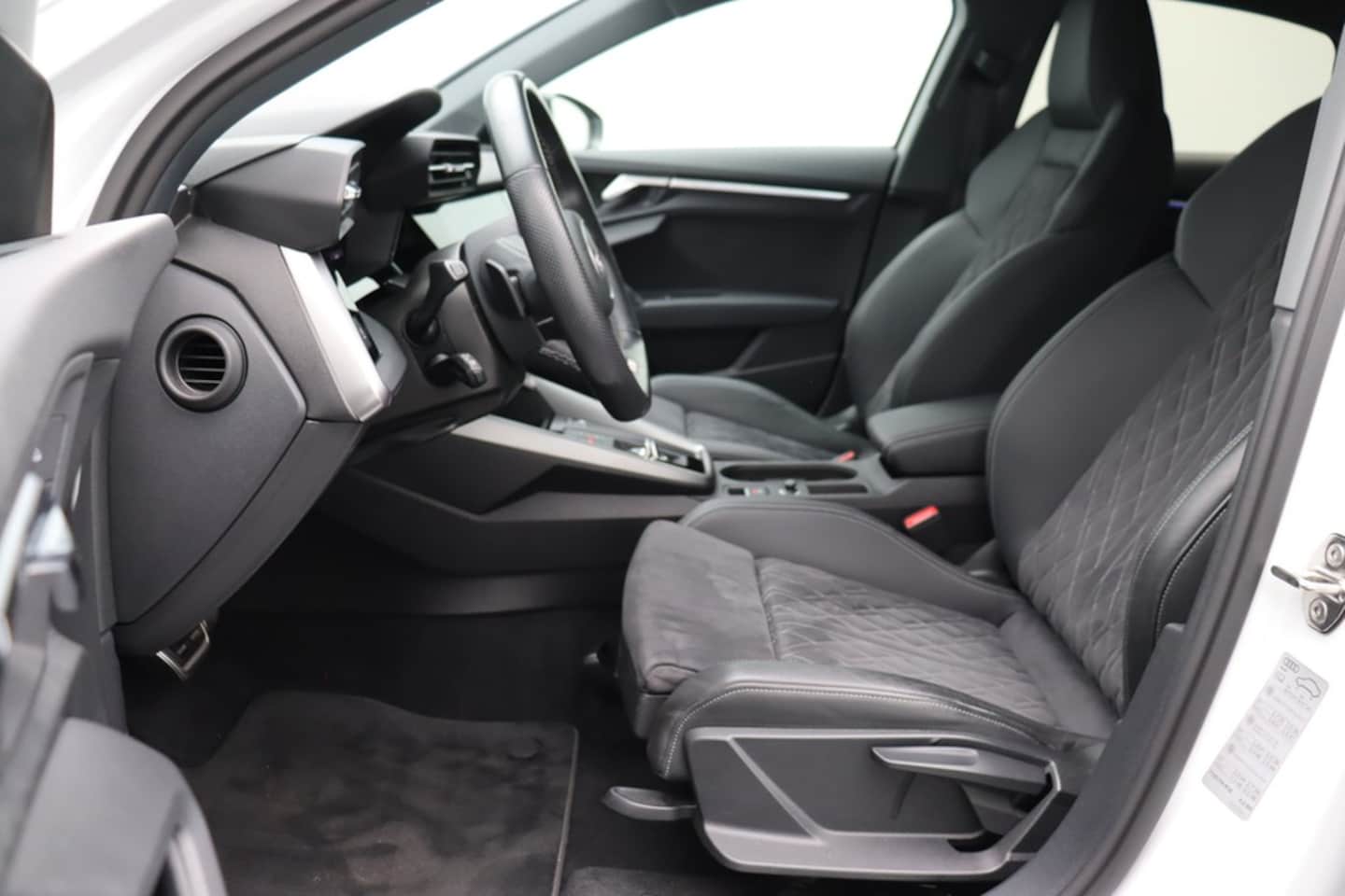 Bild über Audi S3 Limousine TFSI quattro S tronic - für weitere Informationen kontaktieren Sie den Audi Partner