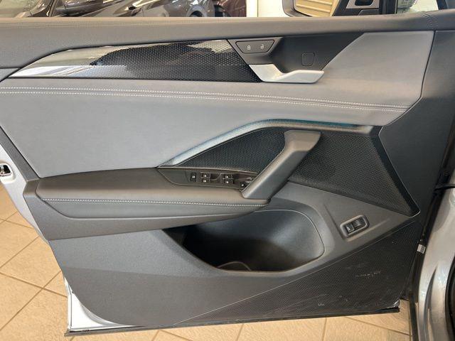 2025 Volkswagen Tiguan SE - Photo 12