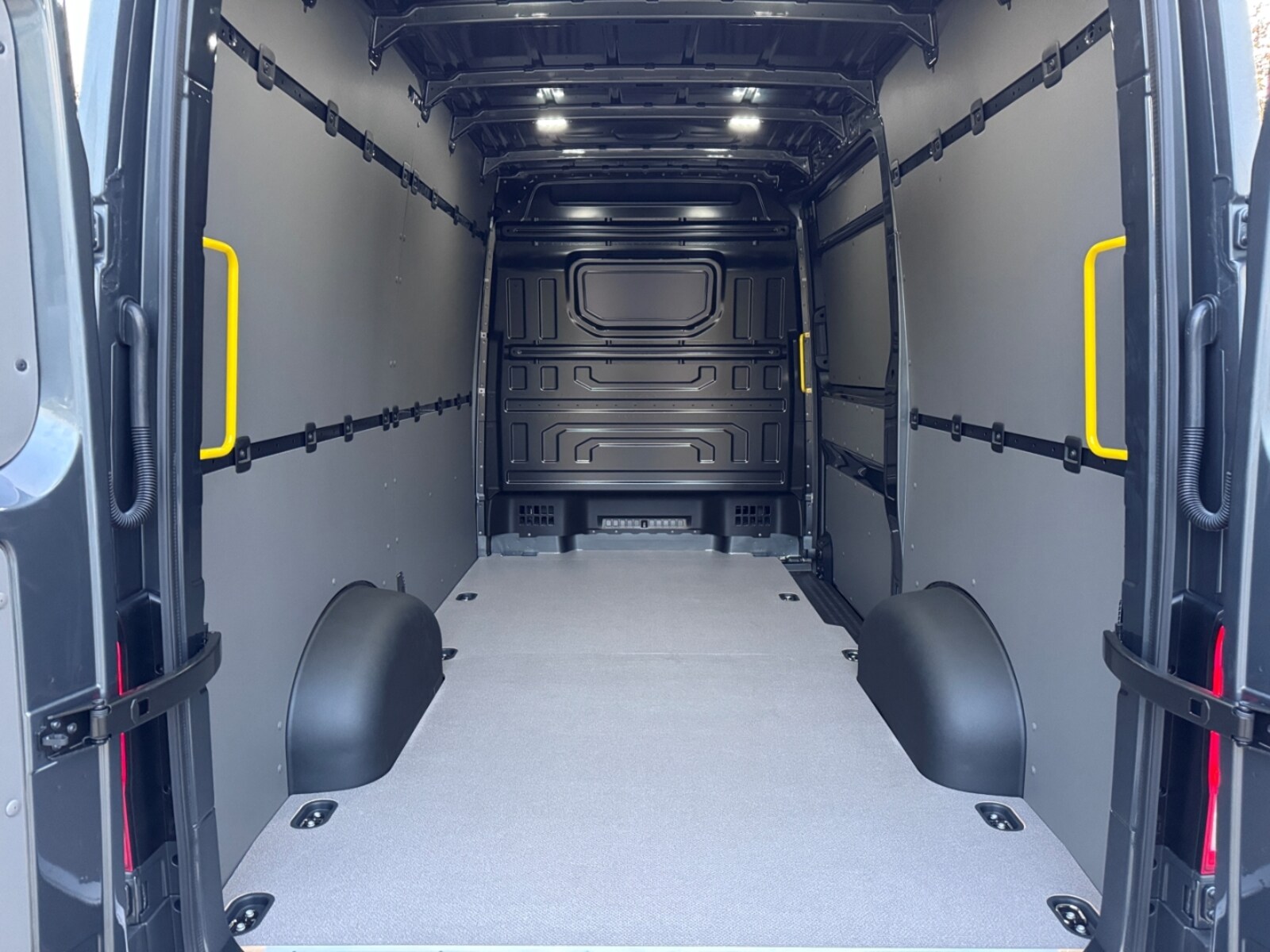 Volkswagen Crafter Kasten mittlerer Radstand – Bild 12