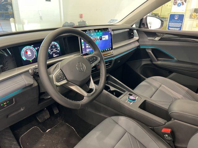2025 Volkswagen Tiguan SE - Photo 13