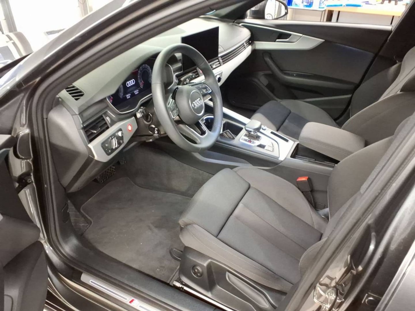 Bild über Audi A4 Avant S line 35 TDI S tronic - für weitere Informationen kontaktieren Sie den Audi Partner