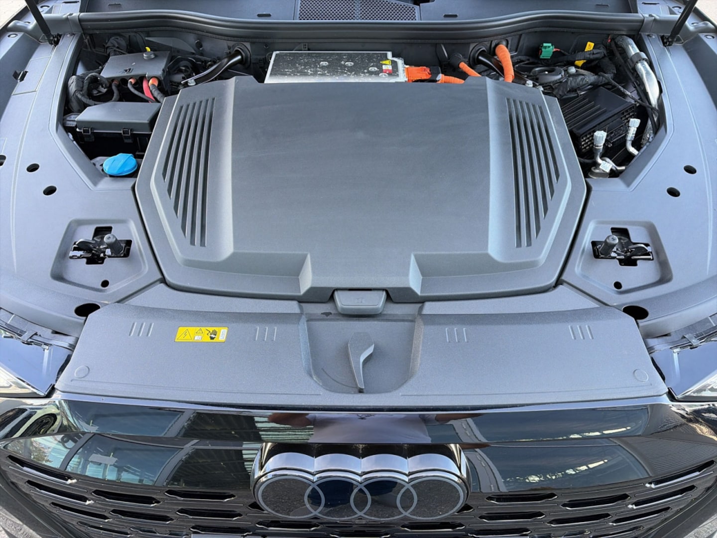 Bild über Audi Q8 e-tron S line 50 e-tron quattro - für weitere Informationen kontaktieren Sie den Audi Partner