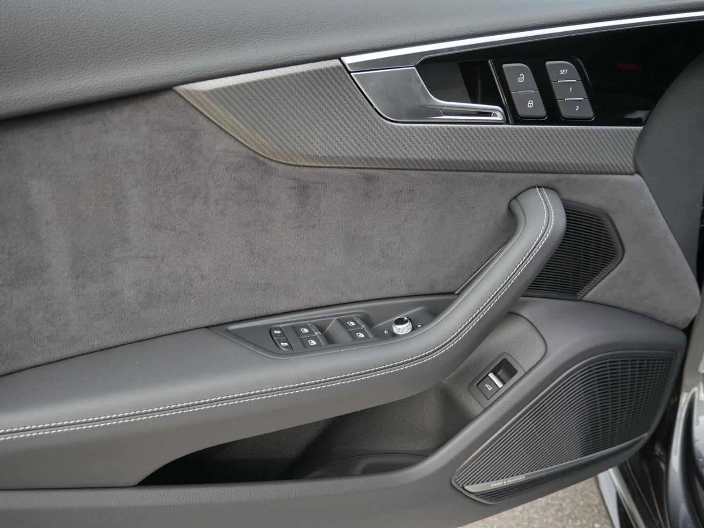 Bild über Audi RS 4 Avant TFSI quattro tiptronic - für weitere Informationen kontaktieren Sie den Audi Partner