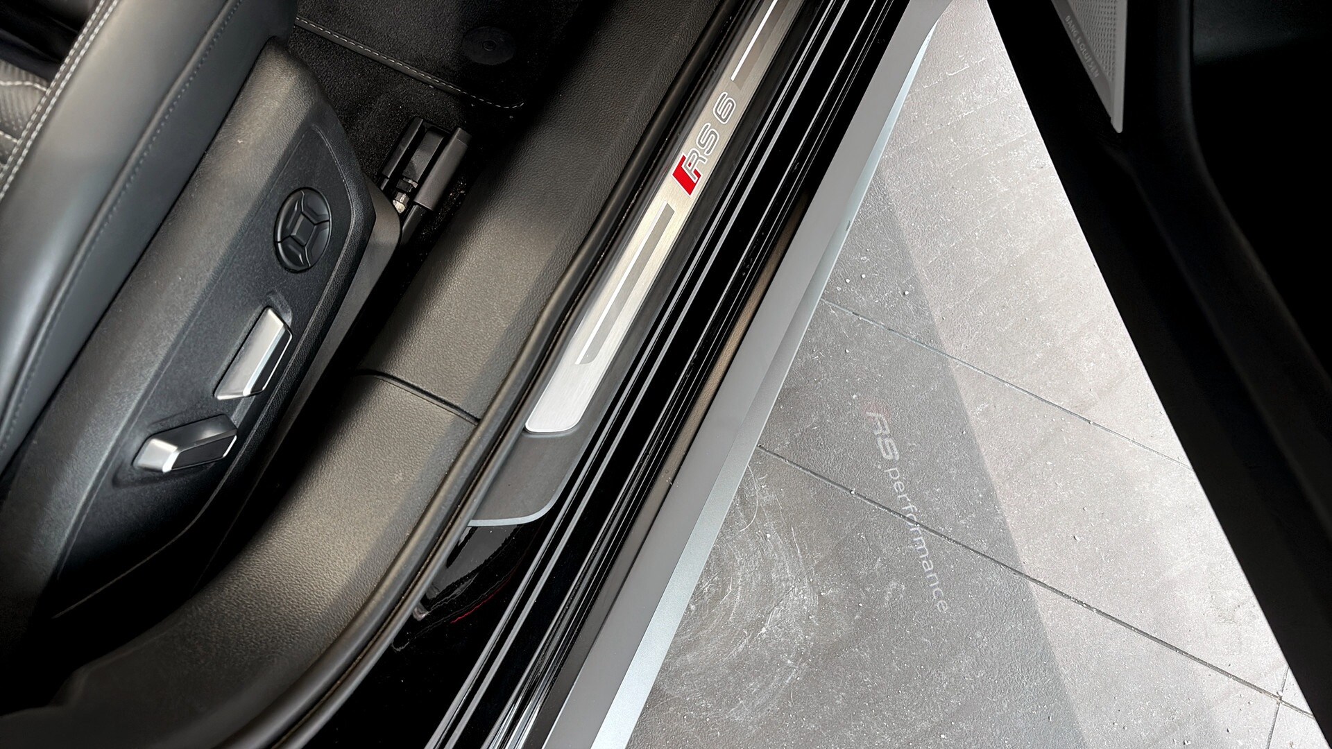 Bild som visar&nbsp;Audi RS 6 Avant&nbsp;RS 6 Avant performance 630 hk tiptronic - för mer information kontakta din Audi Partner