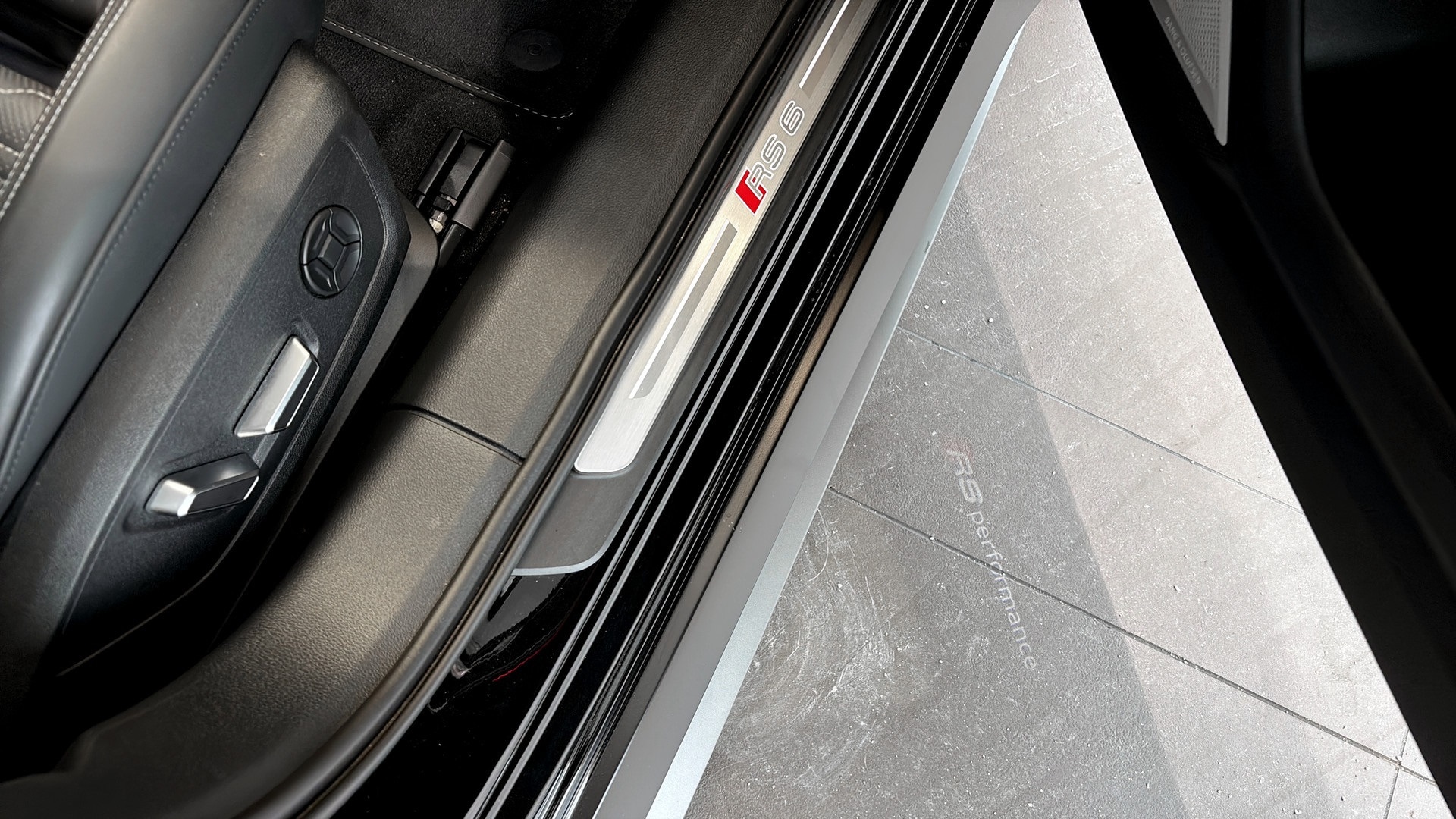 Bild som visar Audi RS 6 Avant RS 6 Avant performance 630 hk tiptronic - för mer information kontakta din Audi Partner