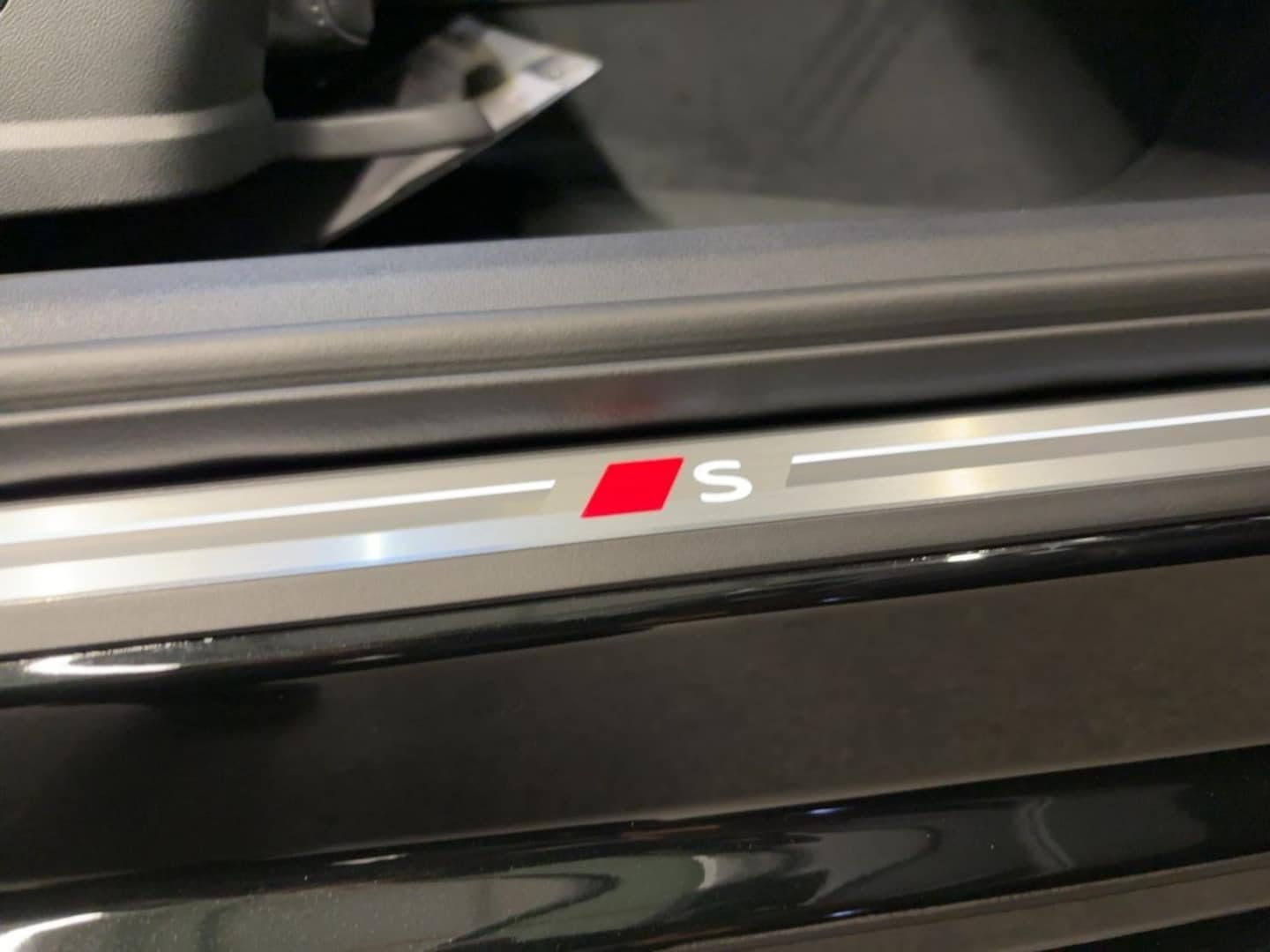 Bild über Audi A6 Avant TDI 150 kW S tronic - für weitere Informationen kontaktieren Sie den Audi Partner