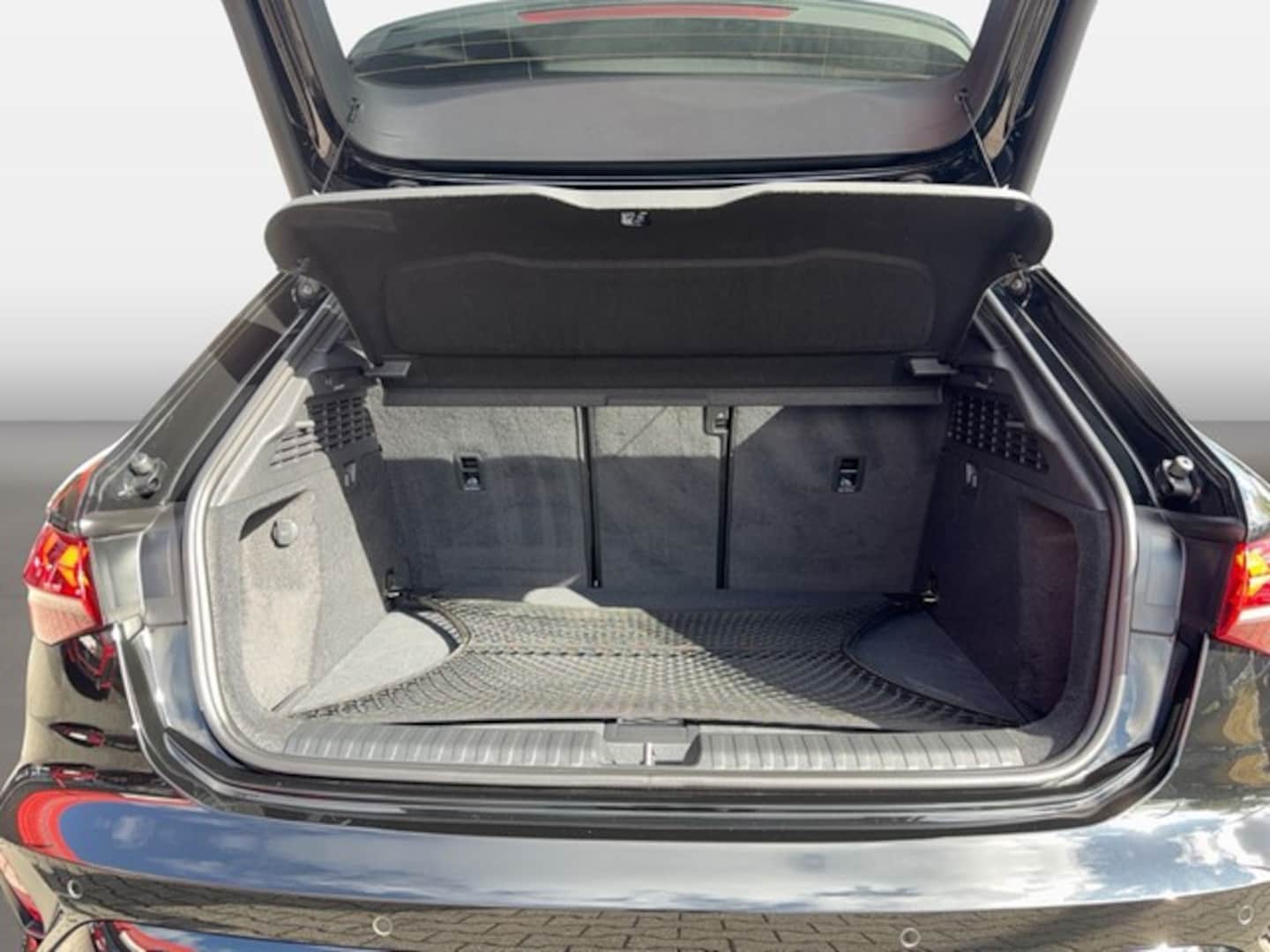 Bild über Audi S3 Sportback TFSI quattro S tronic - für weitere Informationen kontaktieren Sie den Audi Partner